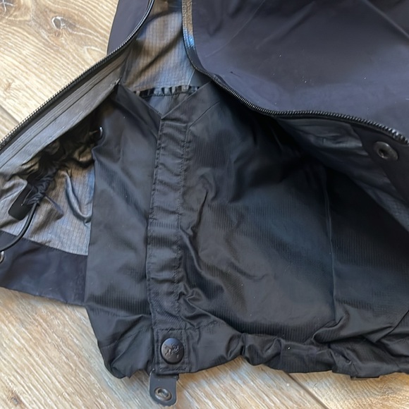 Small woman’s Arc’teryx Gortex ski pants. Very lightly used. - Picture 3 of 9